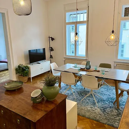 Marschall 10 Stilvoll Wohnen Mit Kleinem Balkon Im Herzen Von 公寓