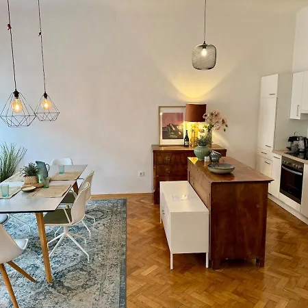 Marschall 10 Stilvoll Wohnen Mit Kleinem Balkon Im Herzen Von Грац